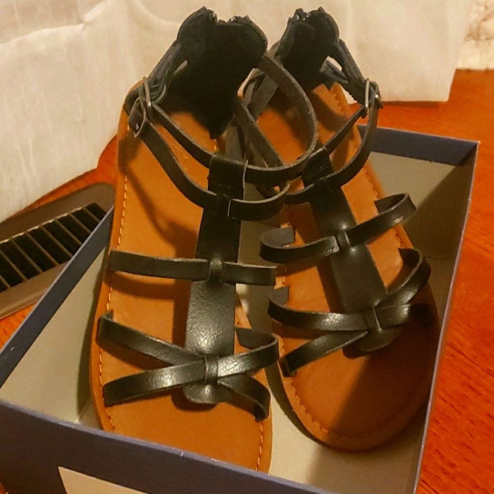 Super cute Universal Thread sandals!
